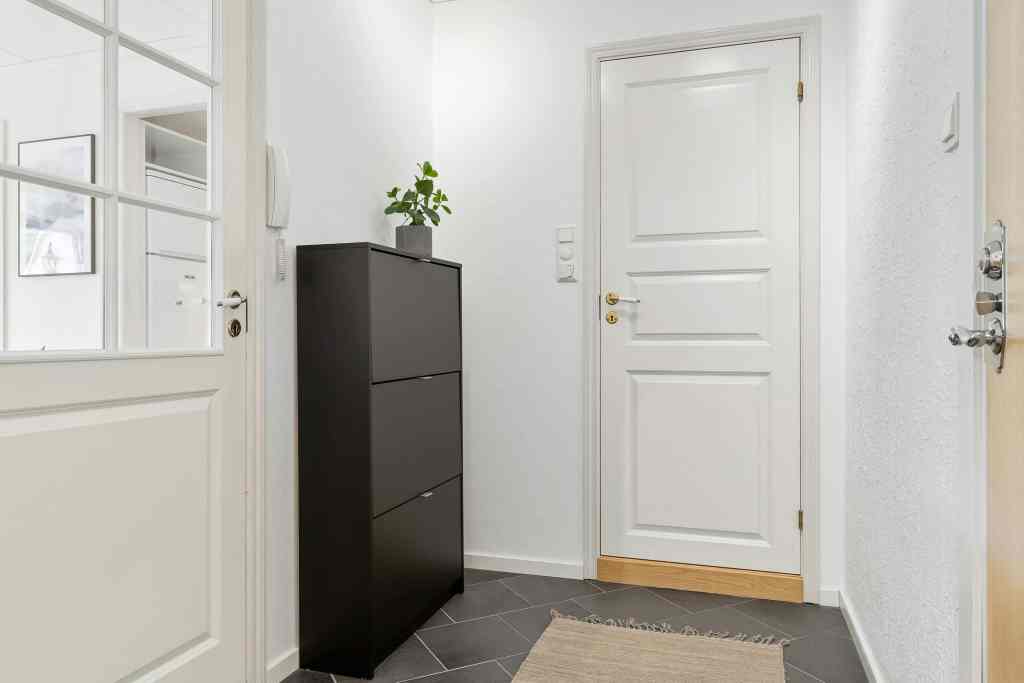 close storage small apartment entryway
