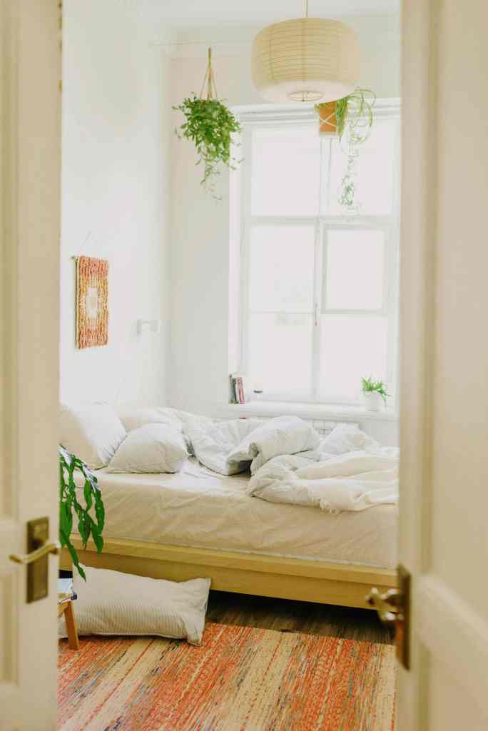 bed under window bedroom, small bedroom layout window