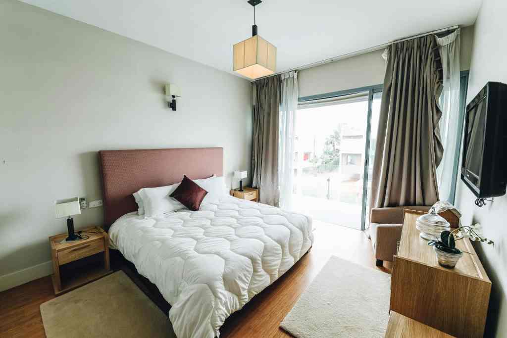 small apartment bedroom organization
