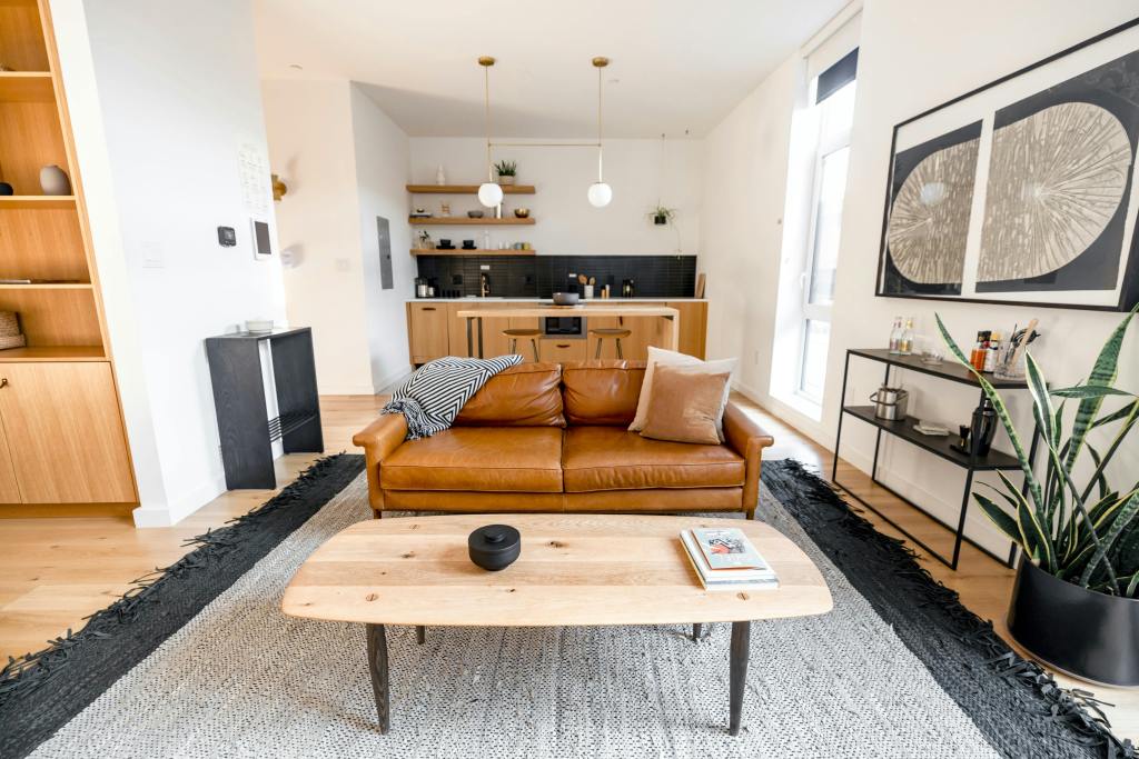 Small apartment surfaces organized using simple containment systems
